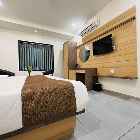 Hotel Venus By Mantram Hospitality Radźkot Zewnętrze zdjęcie